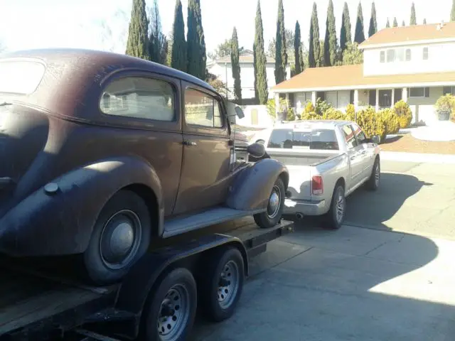 chevrolet 1938 color dark red , impeccable helmet, original, 2 door
