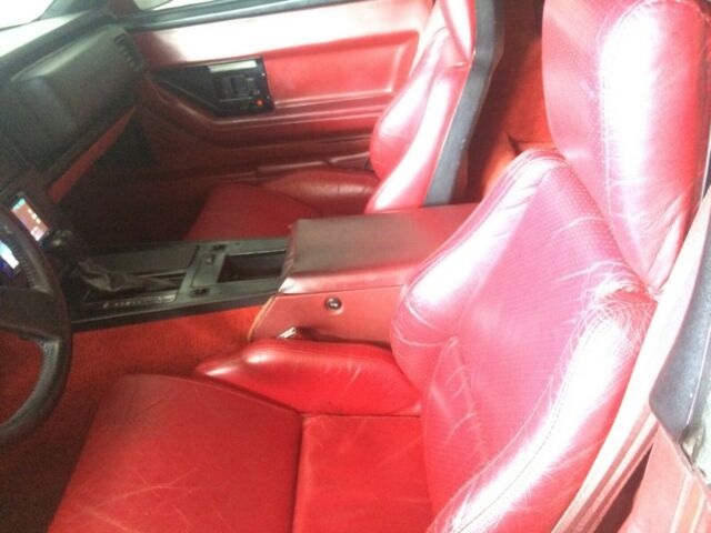 1985 chevrolet corvette coupe red