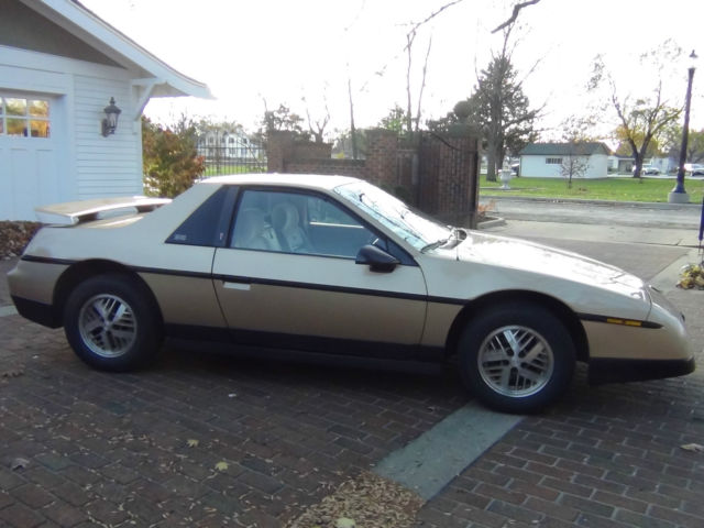 1986 pontiac fiero se, v6, 4-speed, 62,600 original miles, garage kept, like new