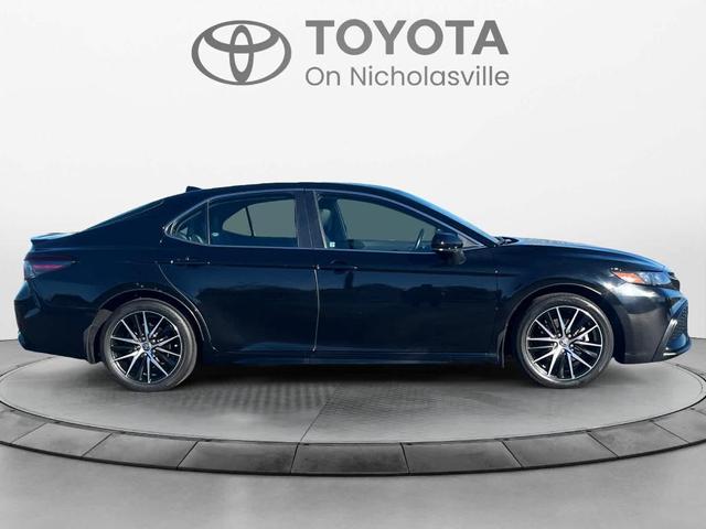 2021 toyota camry se