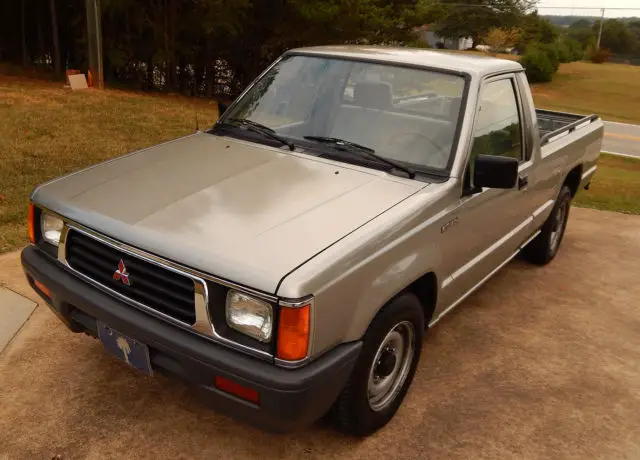 mitsubishi mighty max japanese pickup truck - like new!