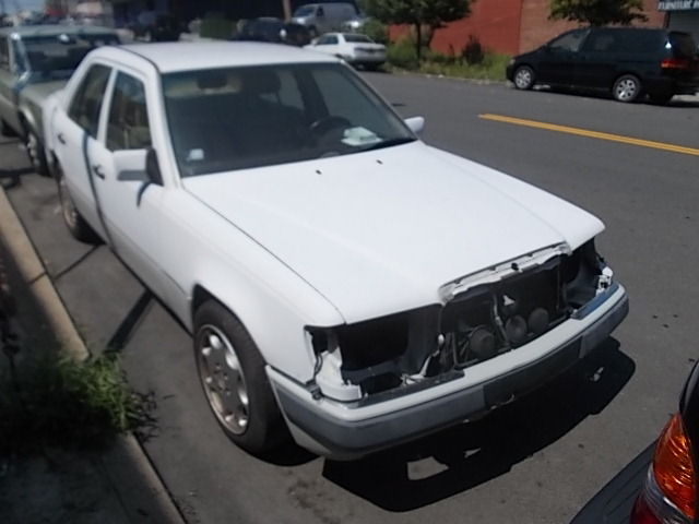 1991 mercedes-benz 300 white 4 door sedan to restore or for parts