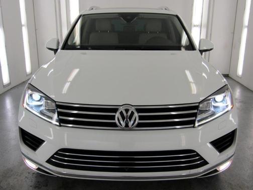 2017 volkswagen touareg in milwaukee, wisconsin