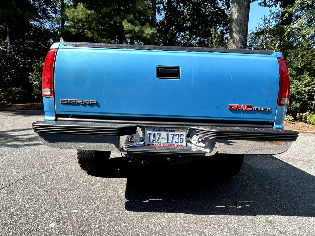 pickup truck low mileage: 350 v8 4x4 with manual transmission