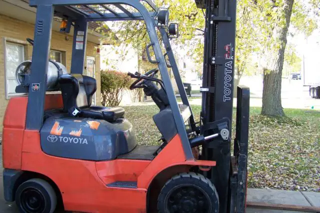 toyota forklift. low hour 7fgcu25 fork lift truck