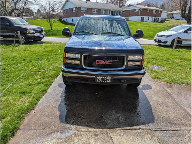 1997 gmc suburban in pearisburg, virginia