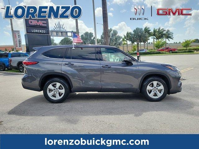2022 toyota highlander le