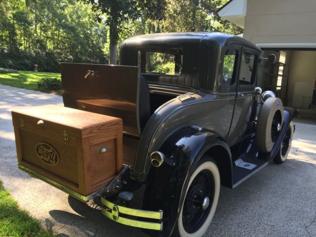 model a ford deluxe coupe