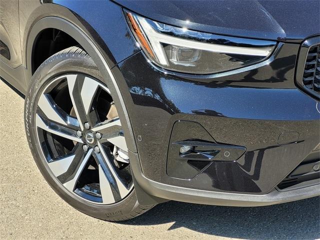 2024 volvo xc40 b5 plus dark theme