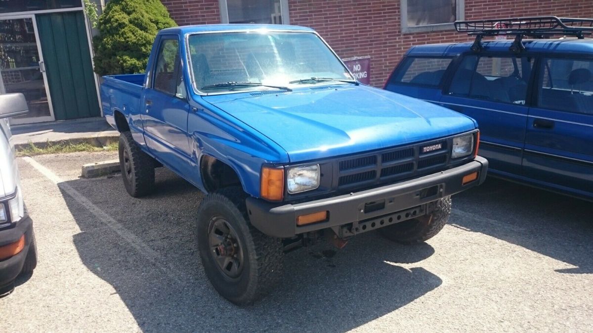 1986 toyota pickup truck 4x4 5 spd 22r (low miles)