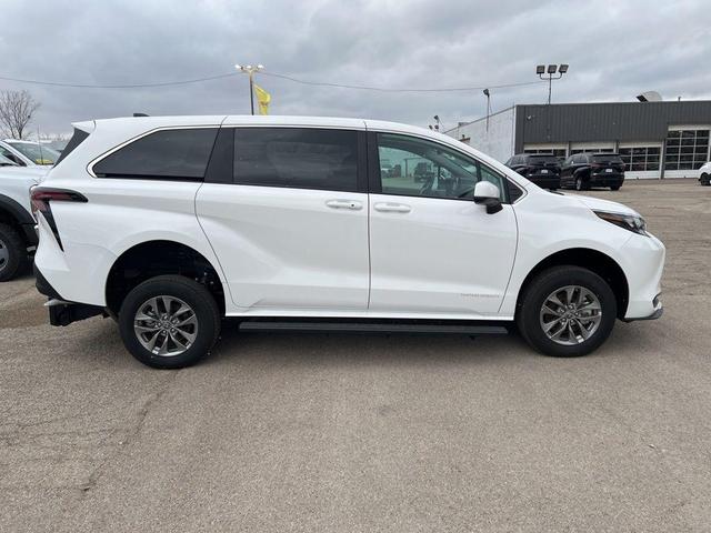 2024 toyota sienna le