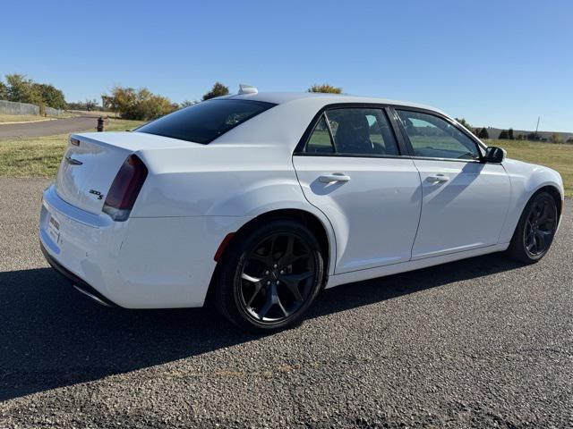 2022 chrysler 300 s
