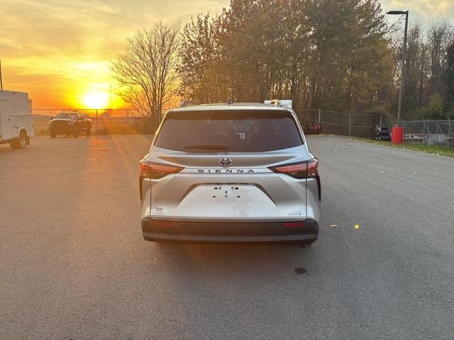 2022 toyota sienna le