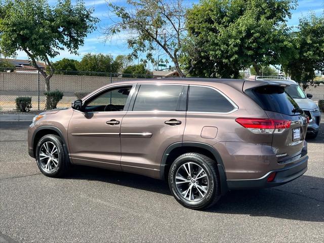 2017 toyota highlander le