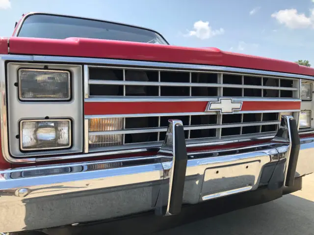 1986 chevrolet c-10 silverado with 350 motor and 700r4 auto