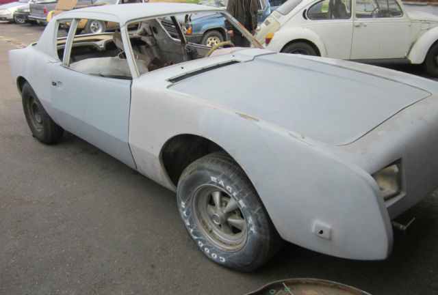 two studebaker avanti's 1 -1963 with clear title and 1 1975 donor no title