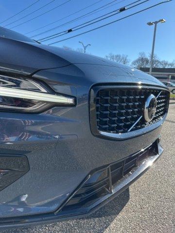 2024 volvo s60 b5 plus dark theme