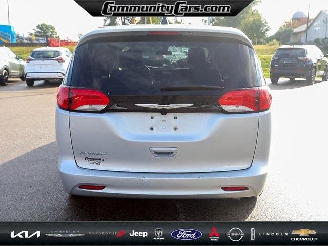 2022 chrysler voyager lx