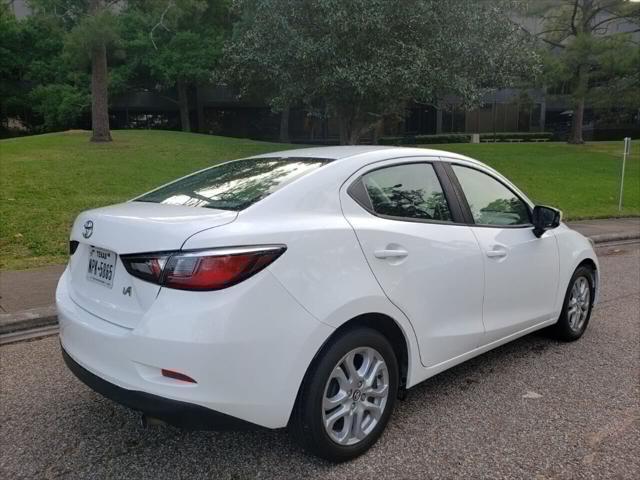 2017 toyota yaris ia base
