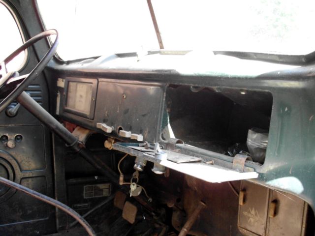 vintage collector truck 1946 international farm truck hydrolic lift box