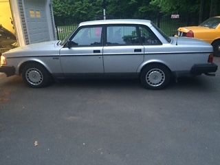 1992 volvo 240 base sedan 4-door 2.3l, 45,768 miles, runs well, very nice