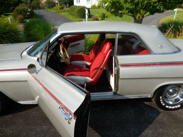 fine**1962 chevy impala ss ***** 4 speed,327 silver/red clean car