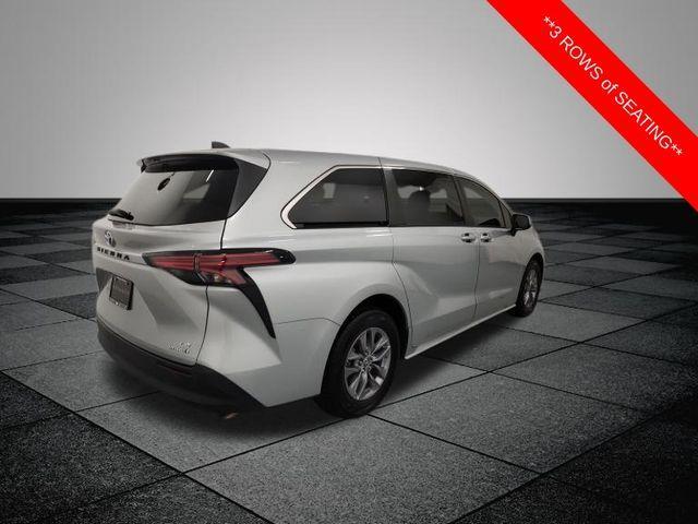 2022 toyota sienna le