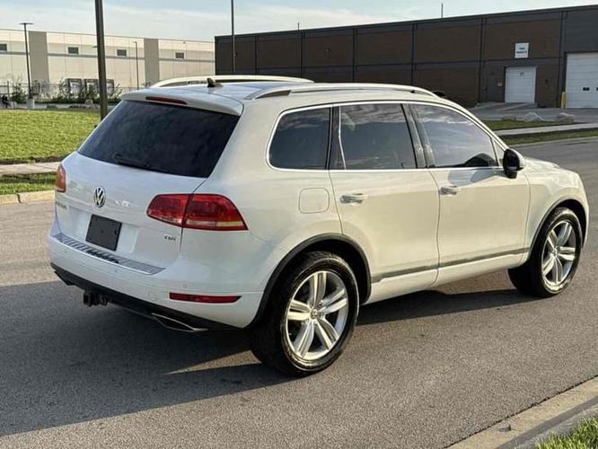 2013 volkswagen touareg tdi lux sport utility 4d in melrose park, illinois
