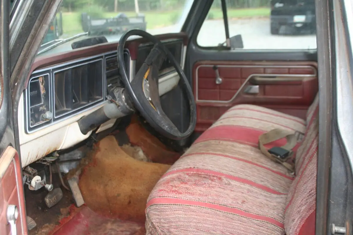 1976 ford f100 flare side short bed. factory 390 big block. 3:70 rear end