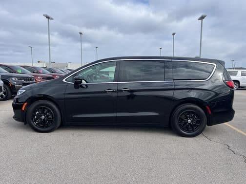 2023 chrysler pacifica touring-l in green bay, wisconsin