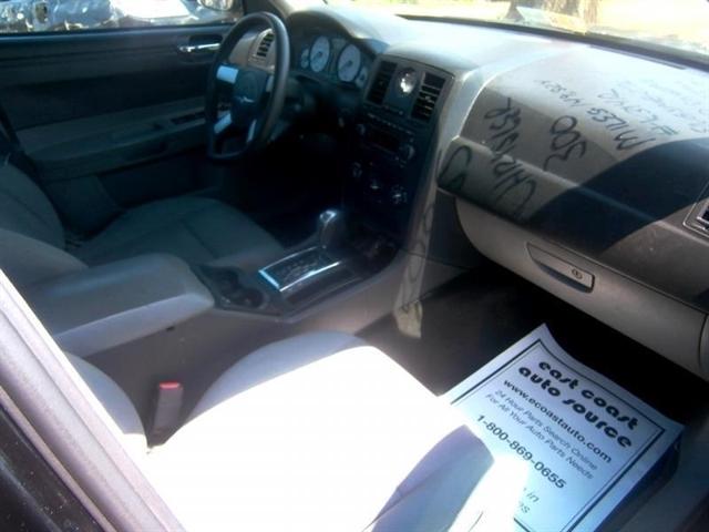2005 chrysler 300 base