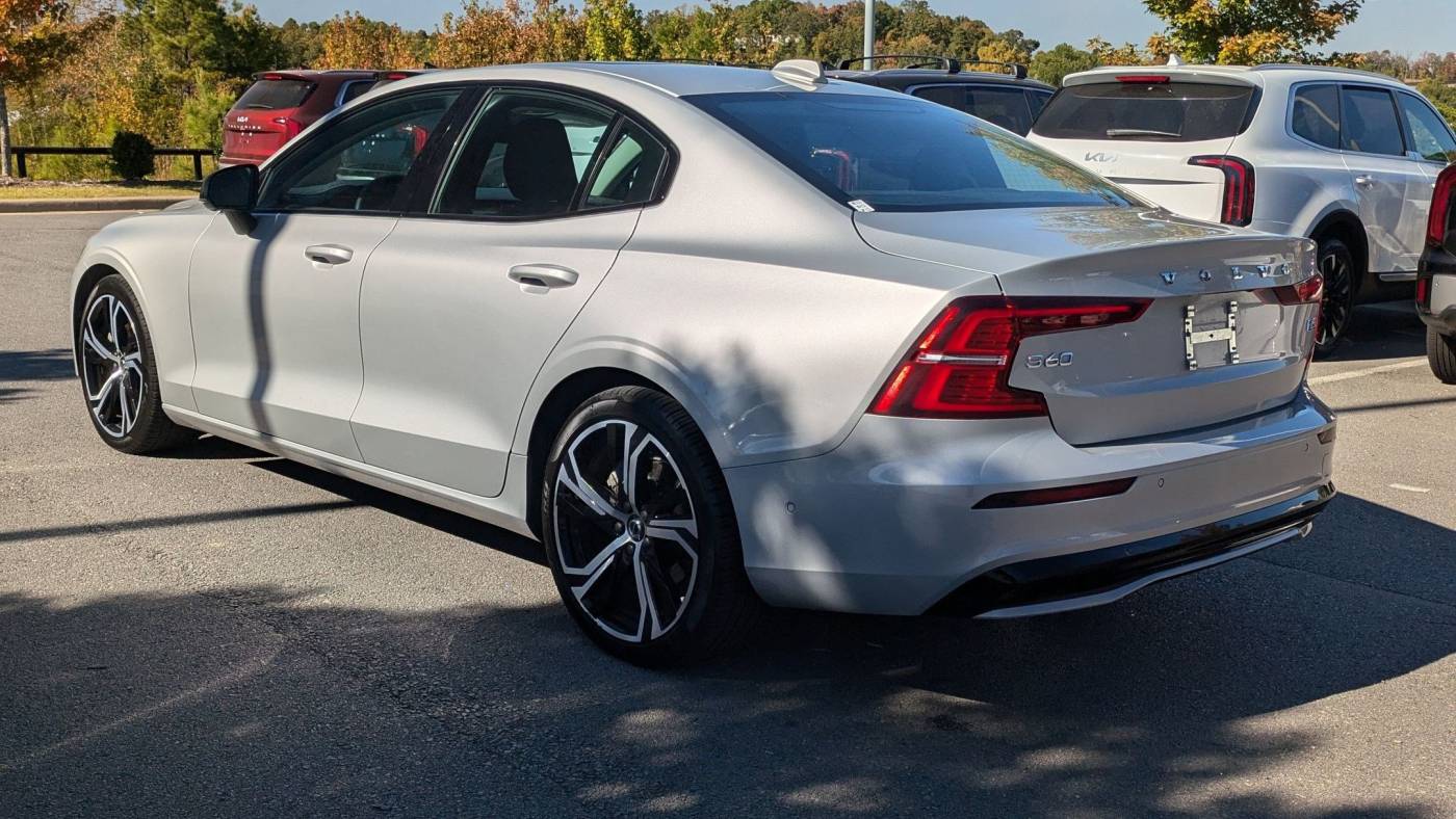 2024 volvo s60 b5 plus dark theme