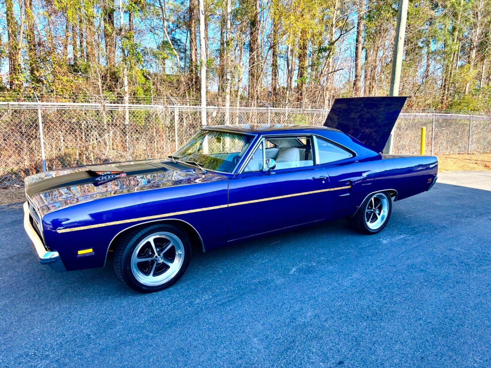 1970 plymouth roadrunner 440 with the 6 pack carburettor 4 speed manual car