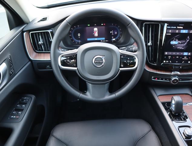 2024 volvo xc60 b5 awd plus dark theme