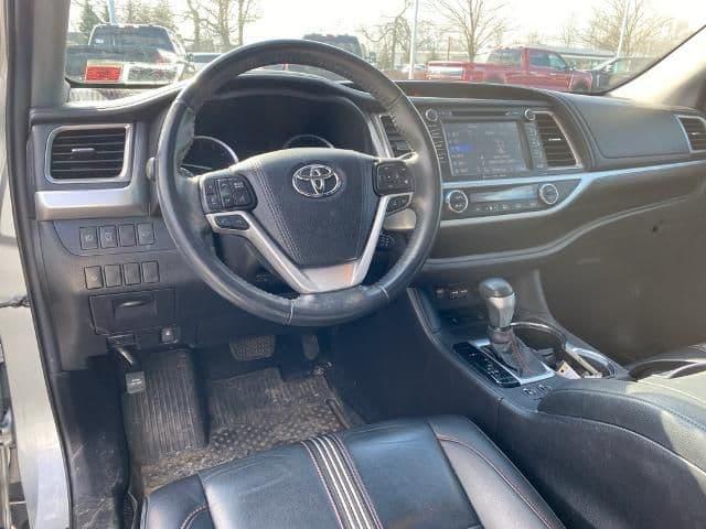 2019 toyota highlander se in amherst, new york