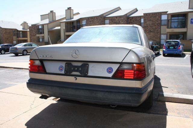 super clean mercedes 300e 1989 look !