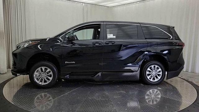 2024 toyota sienna le
