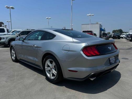 2022 ford mustang