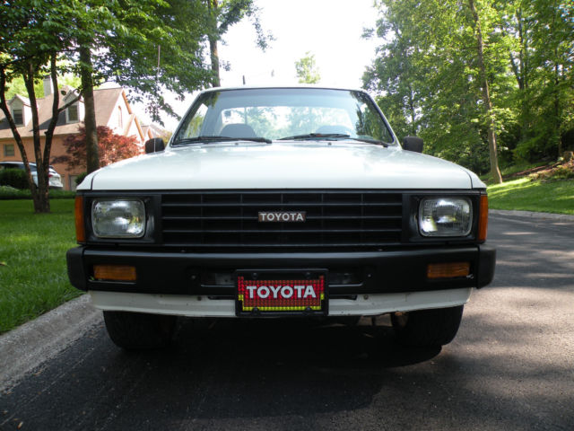 classic 1986 toyota hilux pickup. very clean and straight