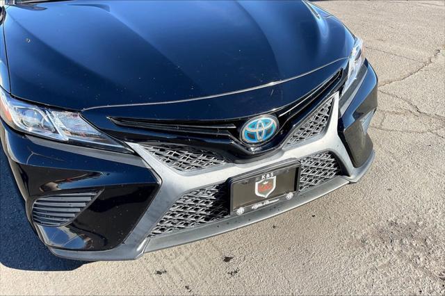 2019 toyota camry hybrid se