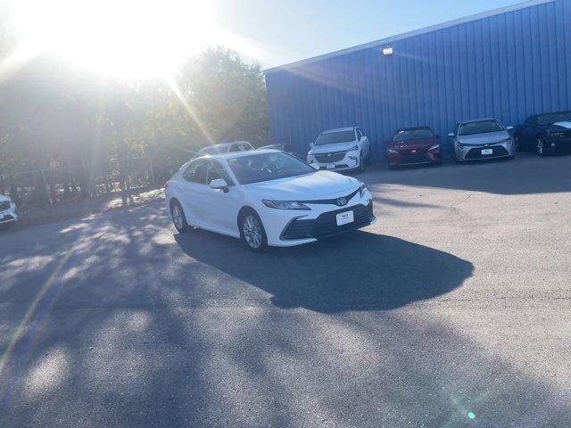 2022 toyota camry le
