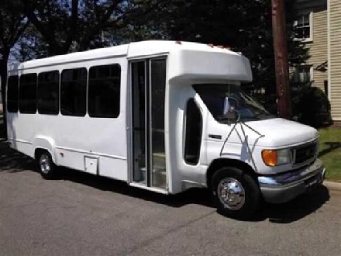 used 2004 ford e-450 25 passenger shuttle bus reconditioned for church tour in westbury, ny