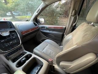 2012 chrysler town & country limited