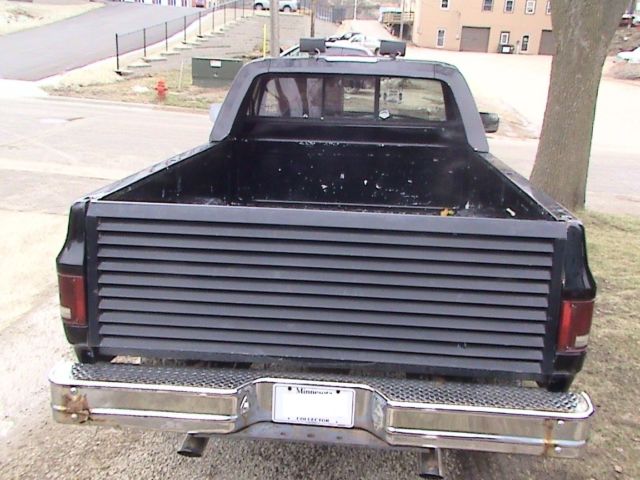 1987 chevrolet 1/2 ton, 8' bed, 4 x 4, lockouts, manual trans