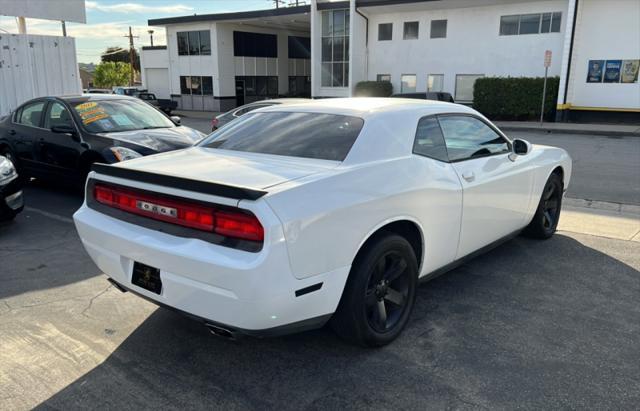 2012 dodge challenger sxt