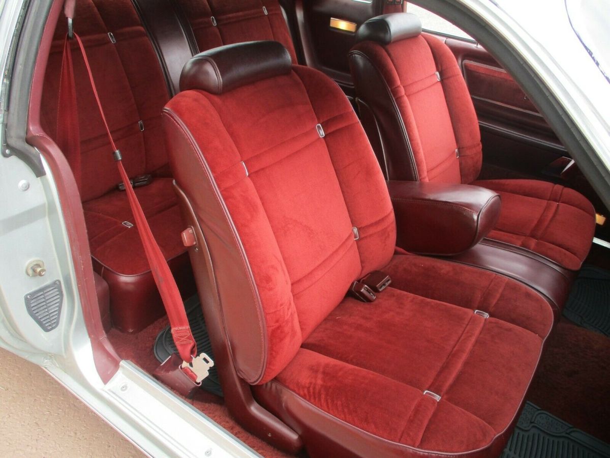 1975 chrysler cordoba 40,267 miles looks like it just rolled of the showroom
