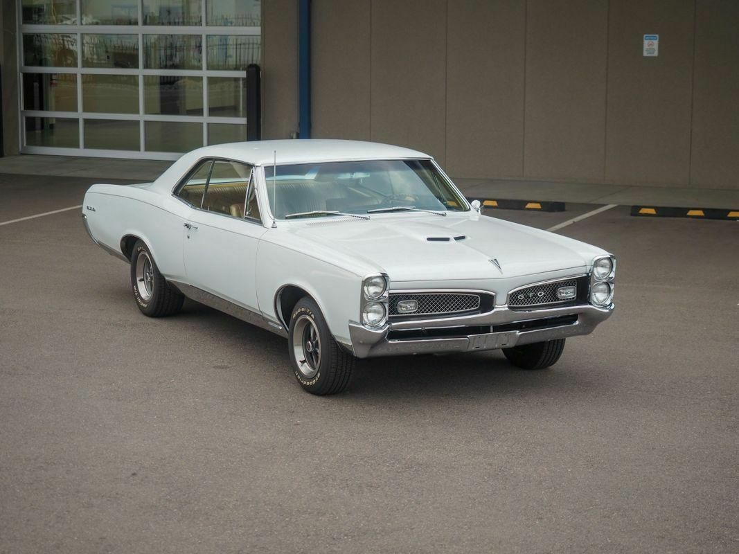 400 v8 4-speed white