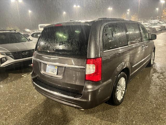 2016 chrysler town & country touring-l