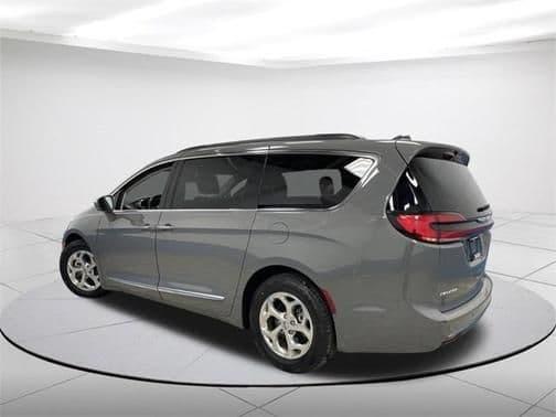 2022 chrysler pacifica limited in plymouth, wisconsin