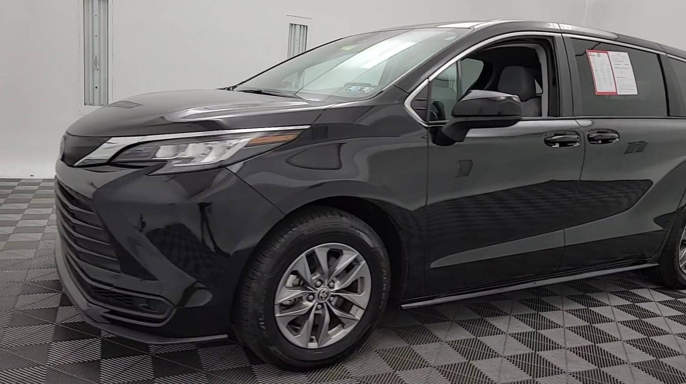 2023 toyota sienna le 8-passenger